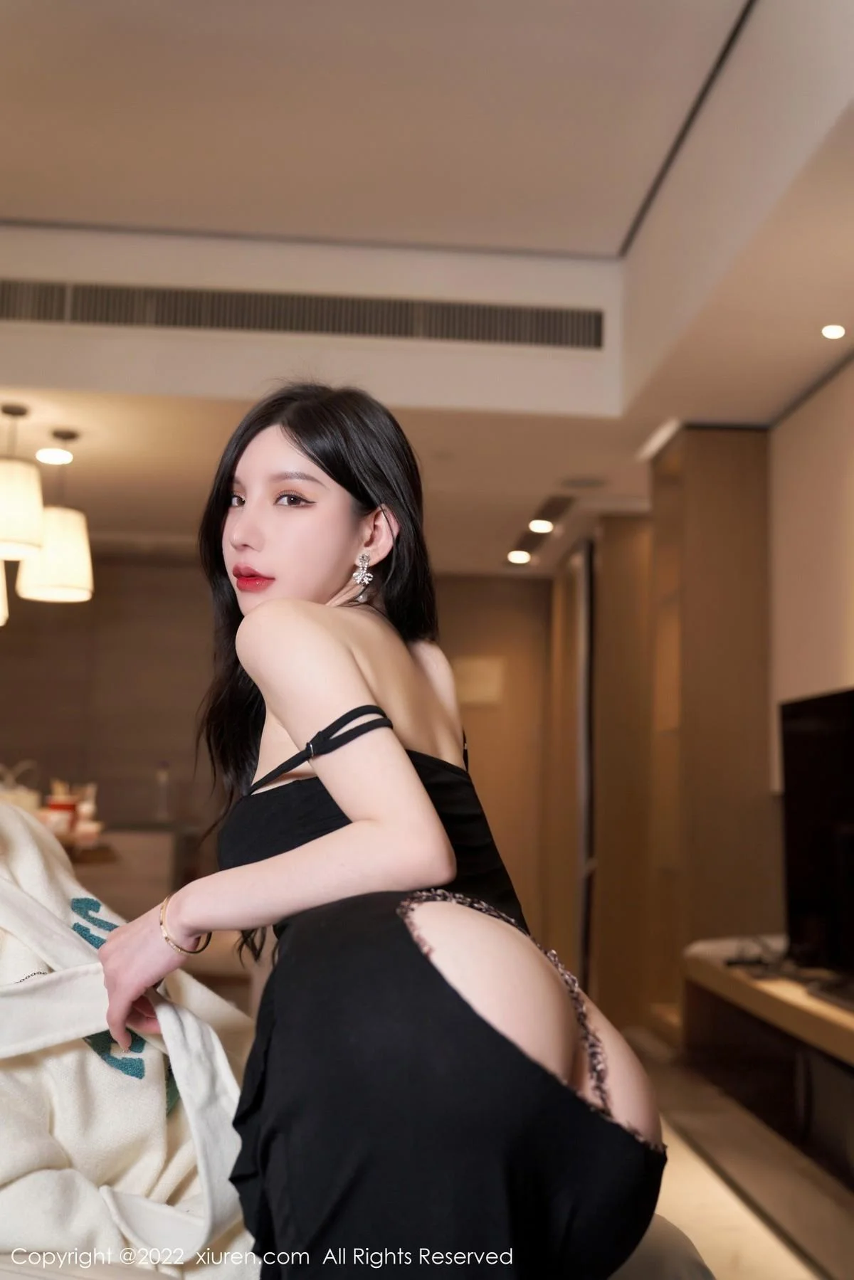 周于希Sally三亚旅拍性感黑色吊裙配黑丝吊袜撩人绝美写真 第 43 张