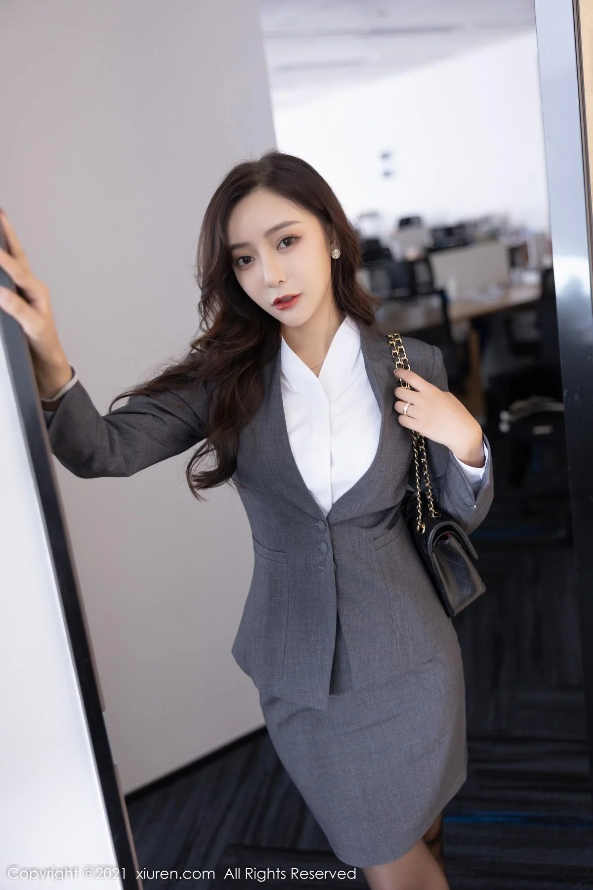 王馨瑶yanni办公室主题蓝色内衣配超薄黑丝秀翘臀绝美写真 第 11 张