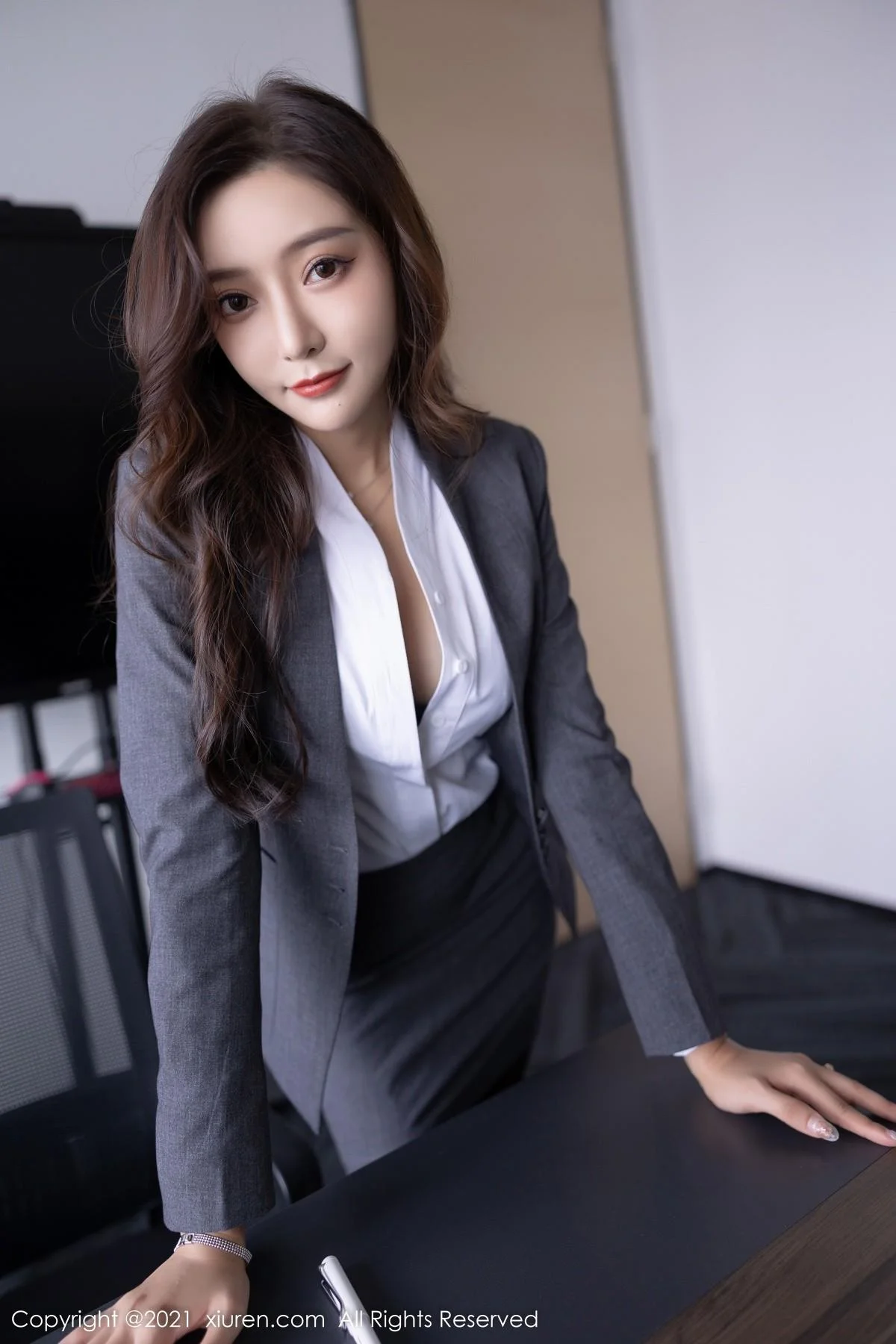 王馨瑶yanni办公室主题蓝色内衣配超薄黑丝秀翘臀绝美写真 第 33 张