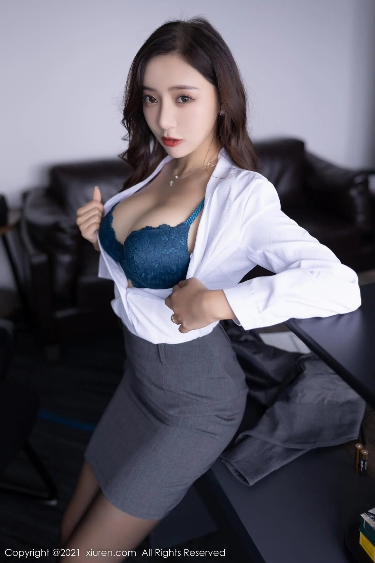 王馨瑶yanni办公室主题蓝色内衣配超薄黑丝秀翘臀绝美写真 第 62 张