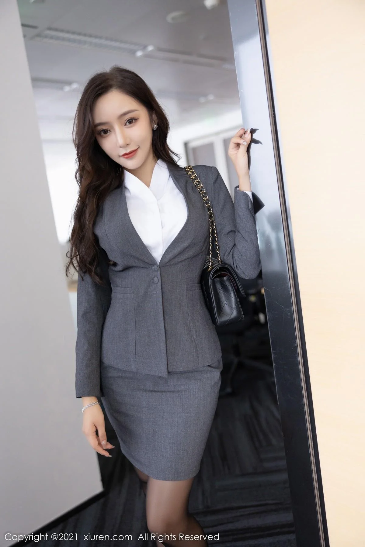 王馨瑶yanni办公室主题蓝色内衣配超薄黑丝秀翘臀绝美写真 第 9 张