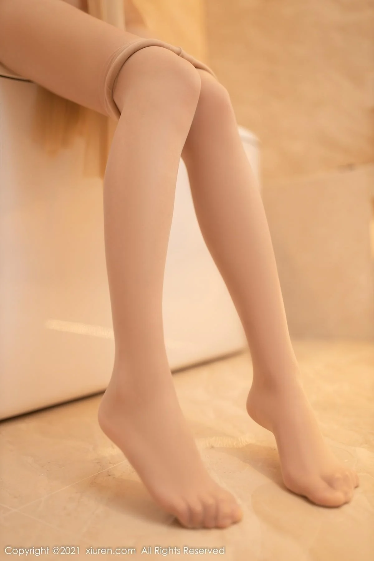 陆萱萱精致透明轻纱上衣配超薄无内肉丝裤袜惹火绝美写真 第 81 张