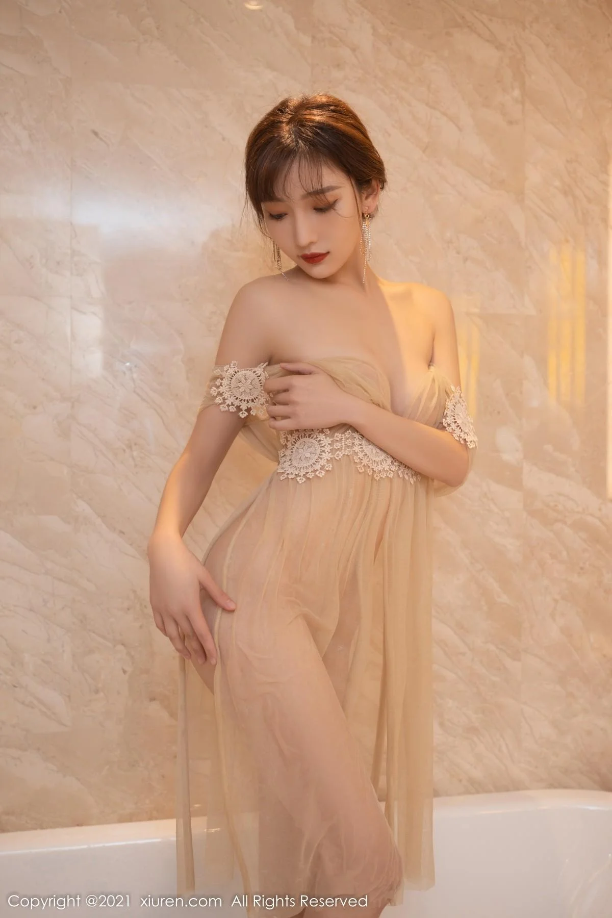 陆萱萱精致透明轻纱上衣配超薄无内肉丝裤袜惹火绝美写真 第 86 张