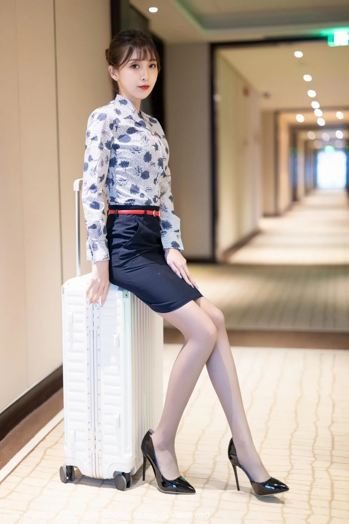 林星阑空姐制服半脱露性感黑色内衣配灰丝裤袜绝美写真 第 3 张