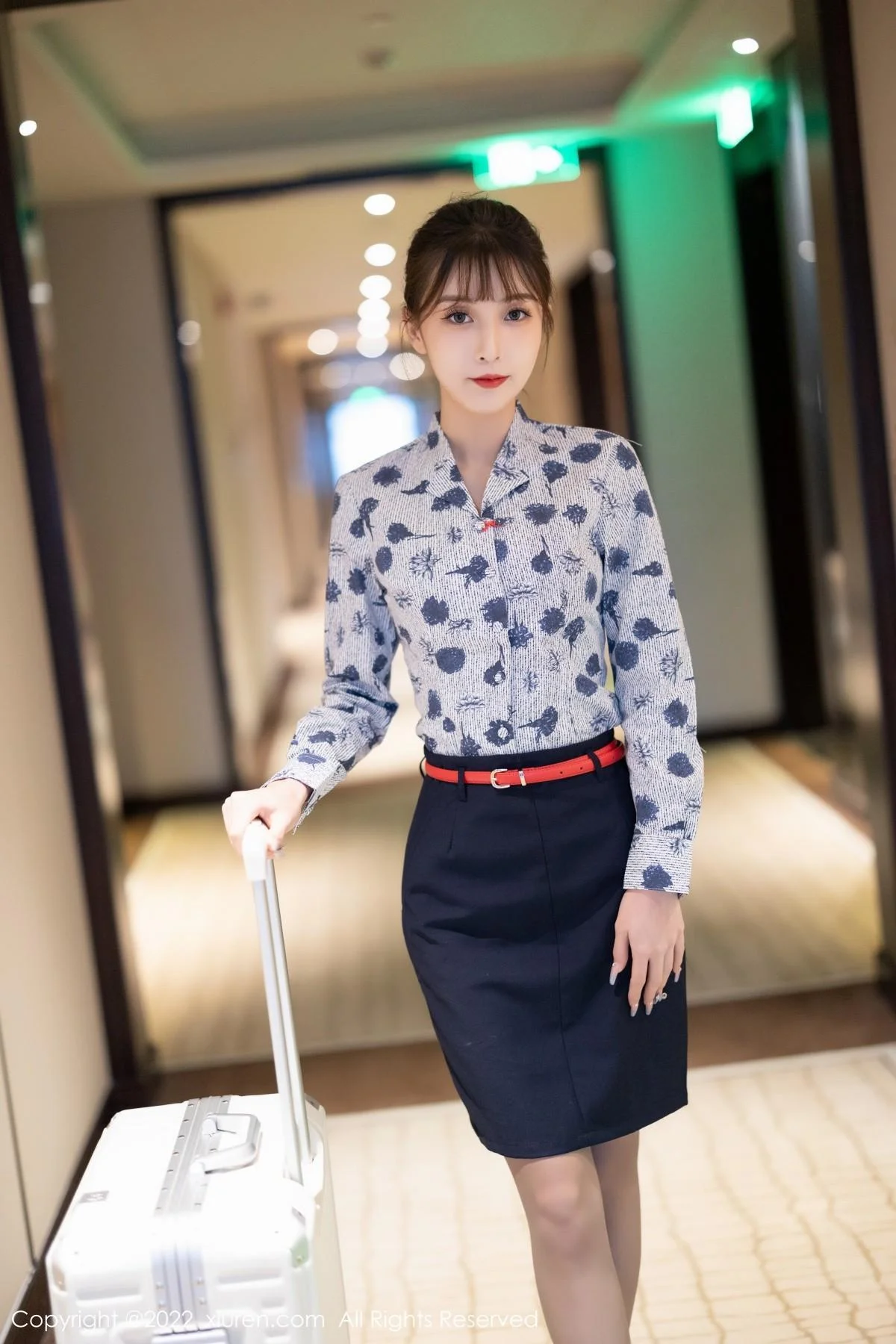 林星阑空姐制服半脱露性感黑色内衣配灰丝裤袜绝美写真 第 4 张
