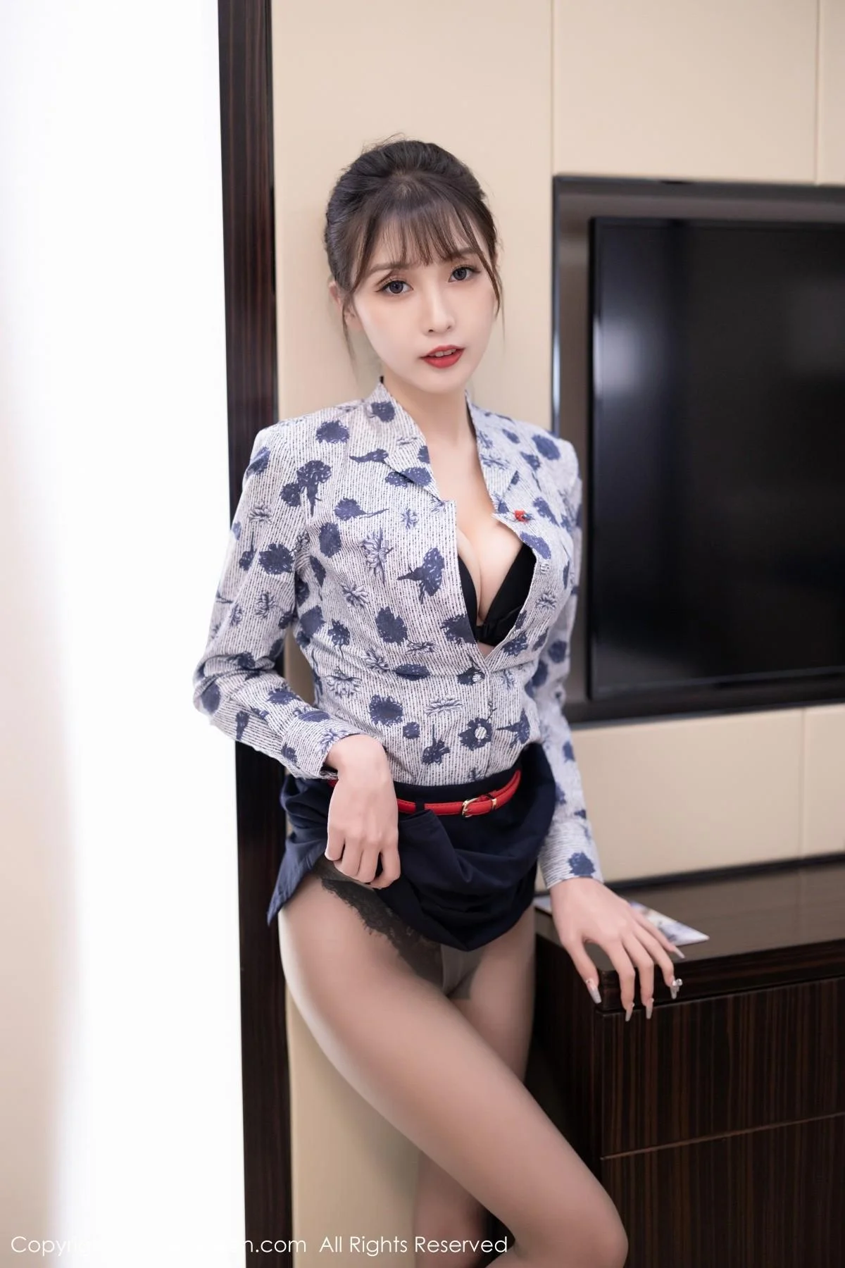 林星阑空姐制服半脱露性感黑色内衣配灰丝裤袜绝美写真 第 51 张