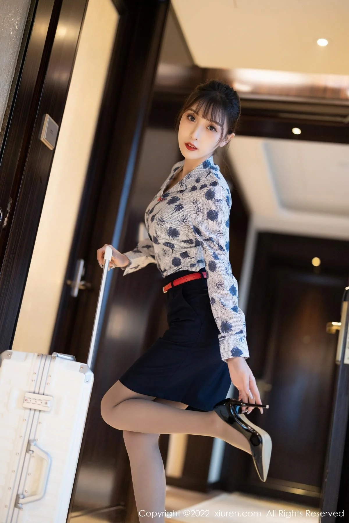 林星阑空姐制服半脱露性感黑色内衣配灰丝裤袜绝美写真 第 6 张