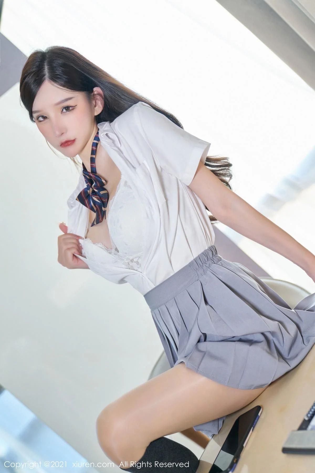 周于希Sandy惩罚游戏主题性感百褶裙下闪亮肉丝绝美写真 第 2 张