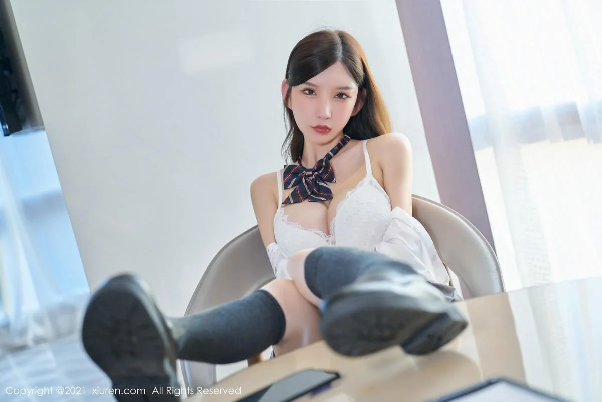 周于希Sandy惩罚游戏主题性感百褶裙下闪亮肉丝绝美写真 第 30 张