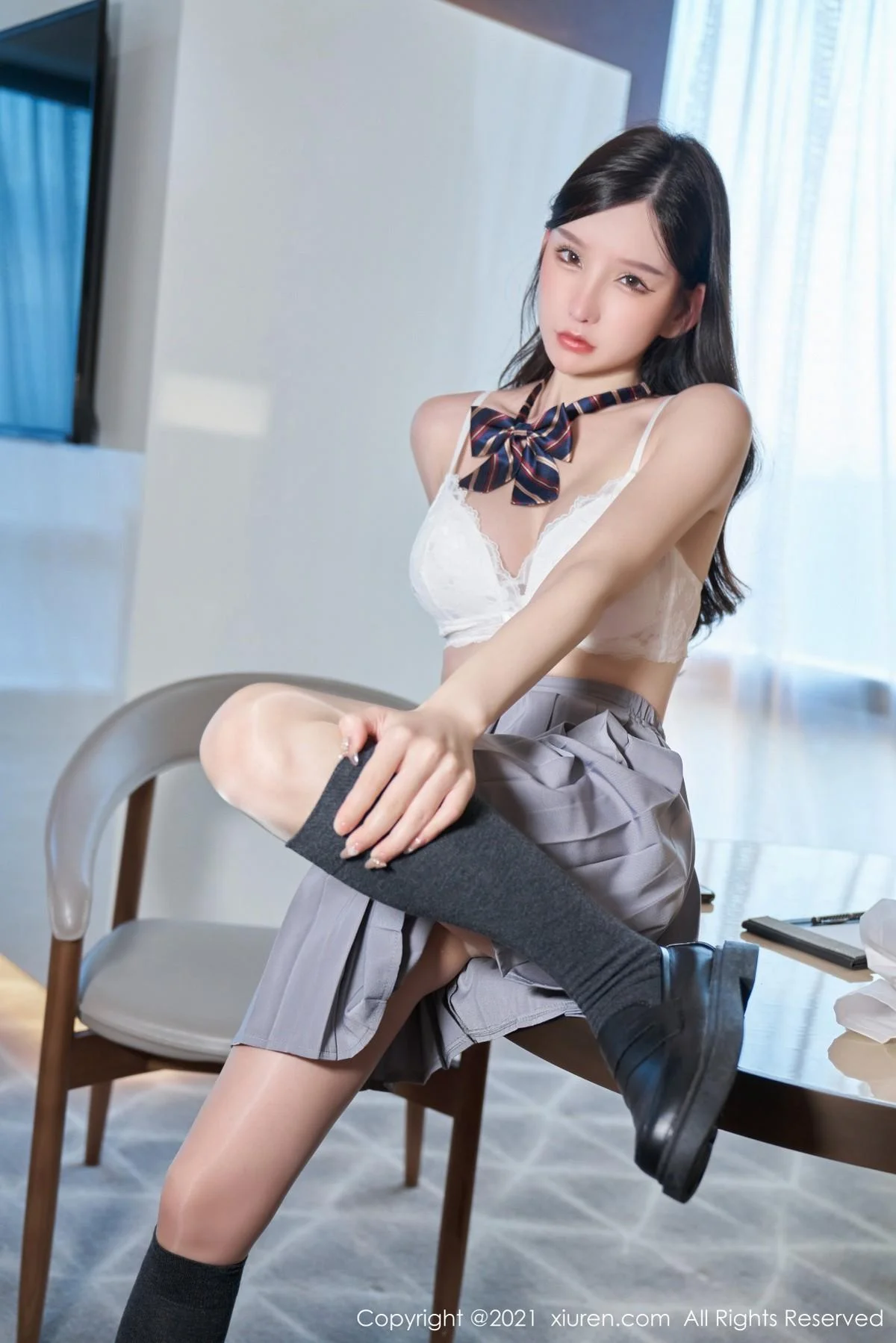 周于希Sandy惩罚游戏主题性感百褶裙下闪亮肉丝绝美写真 第 41 张