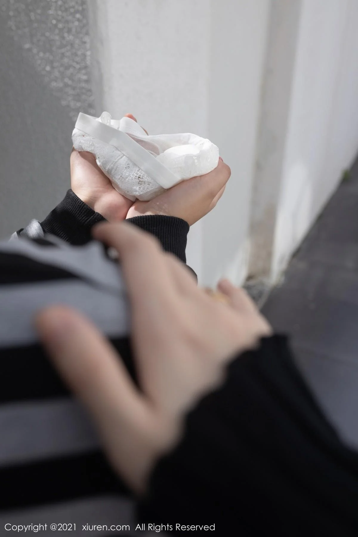 鱼子酱Fish江浙沪旅拍私房脱白色短裙露开档肉丝绝美写真 第 15 张