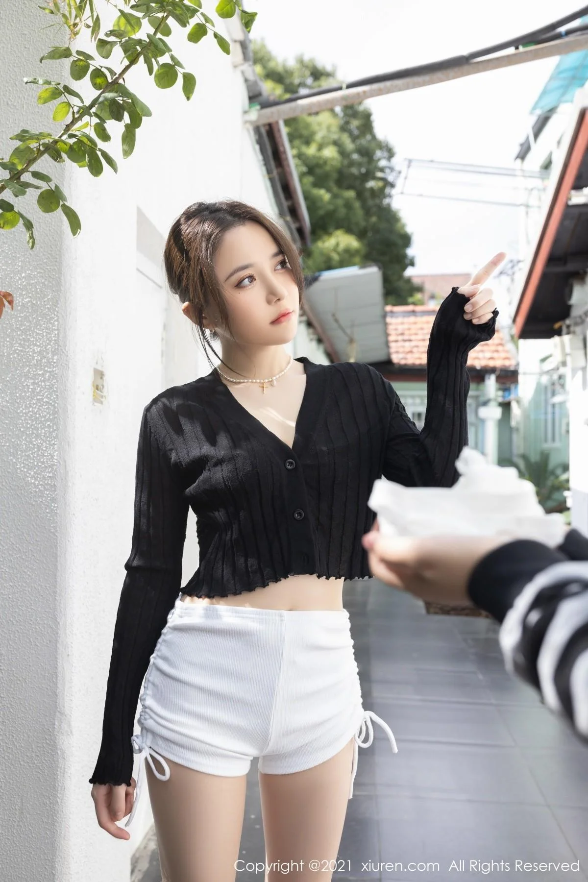 鱼子酱Fish江浙沪旅拍私房脱白色短裙露开档肉丝绝美写真 第 17 张