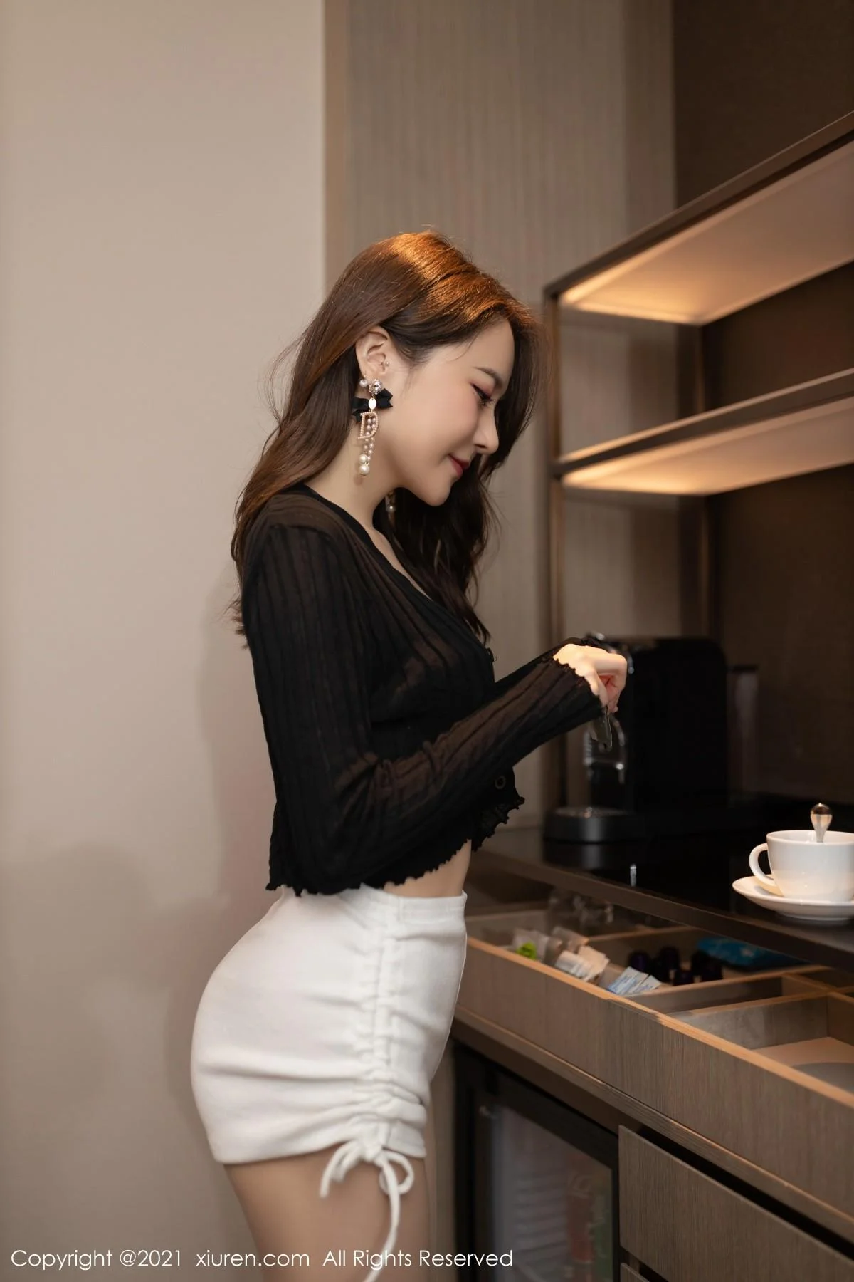 鱼子酱Fish江浙沪旅拍私房脱白色短裙露开档肉丝绝美写真 第 23 张