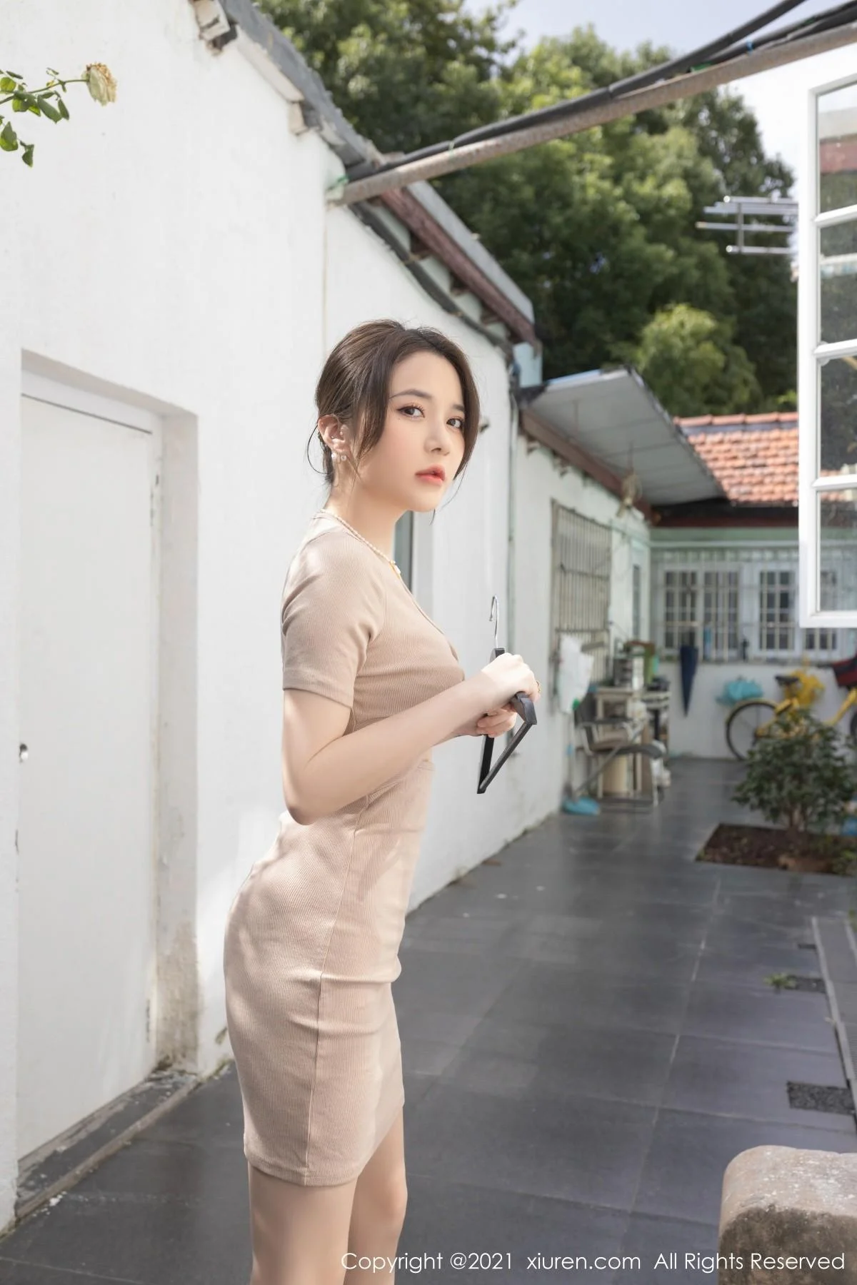 鱼子酱Fish江浙沪旅拍私房脱白色短裙露开档肉丝绝美写真 第 9 张