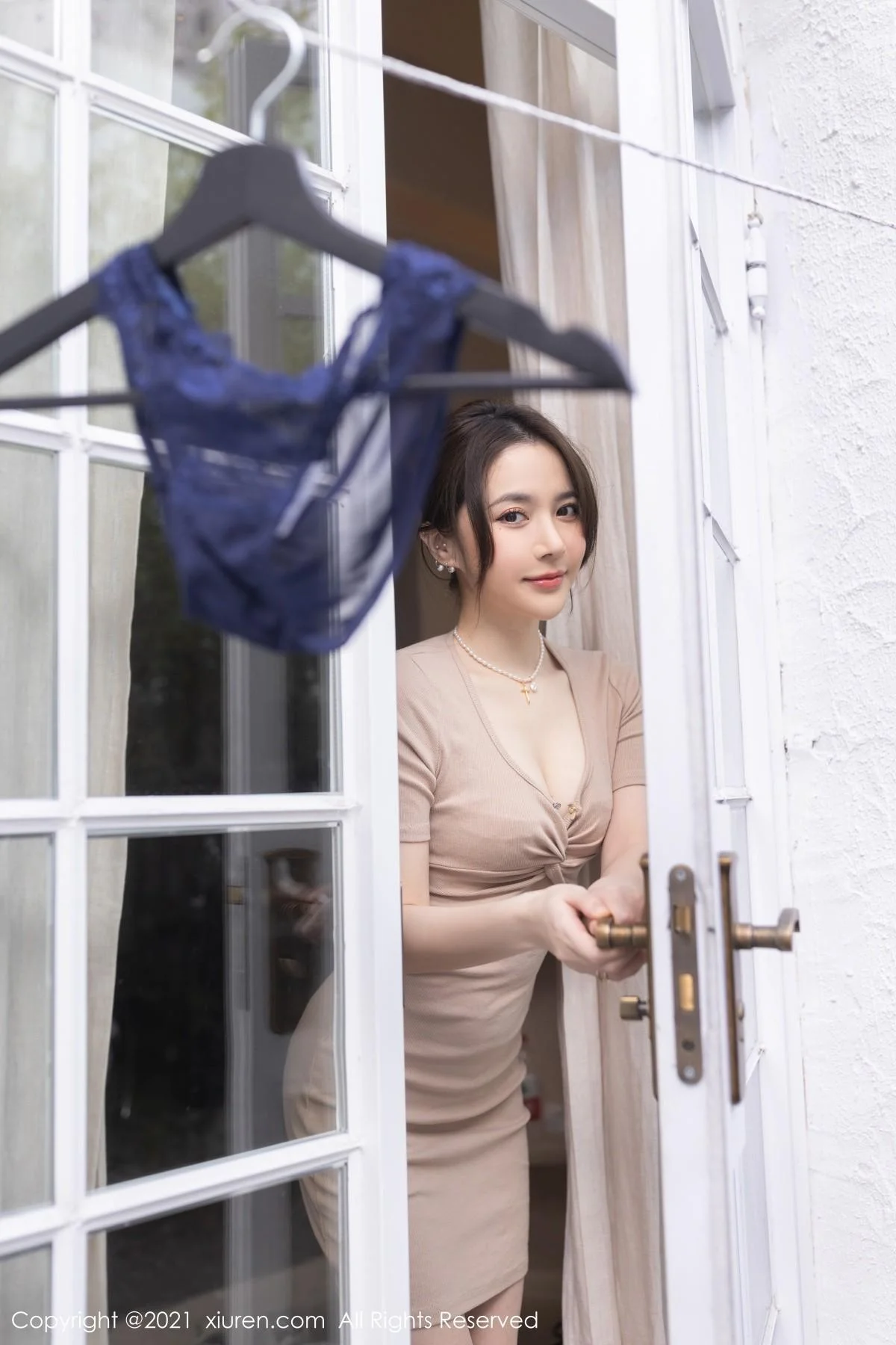 鱼子酱Fish江浙沪旅拍私房脱白色短裙露开档肉丝绝美写真 第 92 张