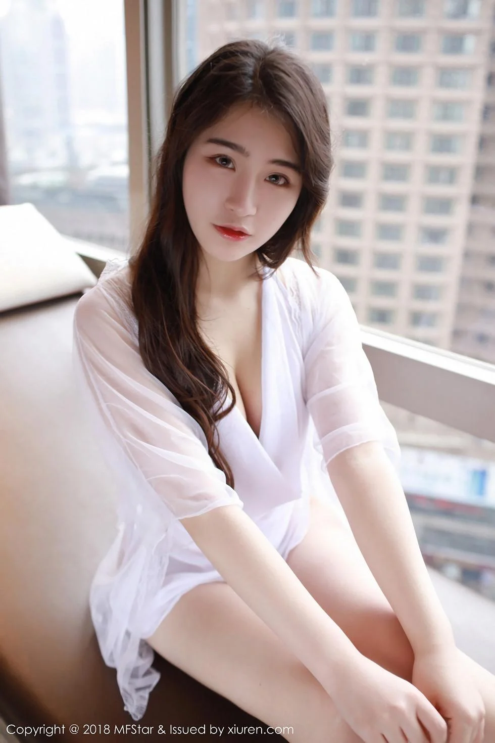 宅兔兔白色薄纱透视秀白嫩肌肤丁字裤翘臀绝美写真 第 1 张