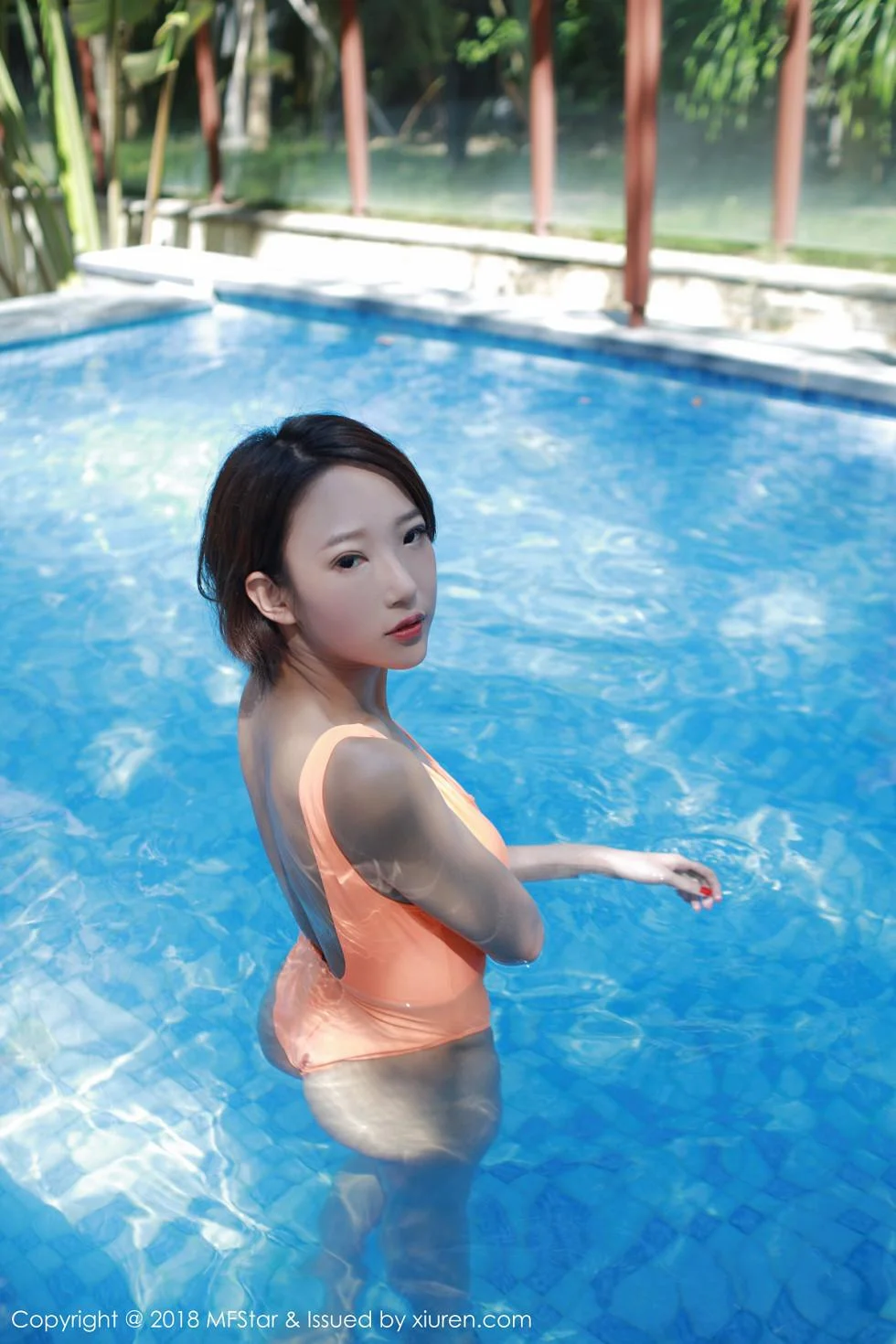 栗子Riz泳池里粉红色开胸比基尼湿身绝美写真 第 14 张