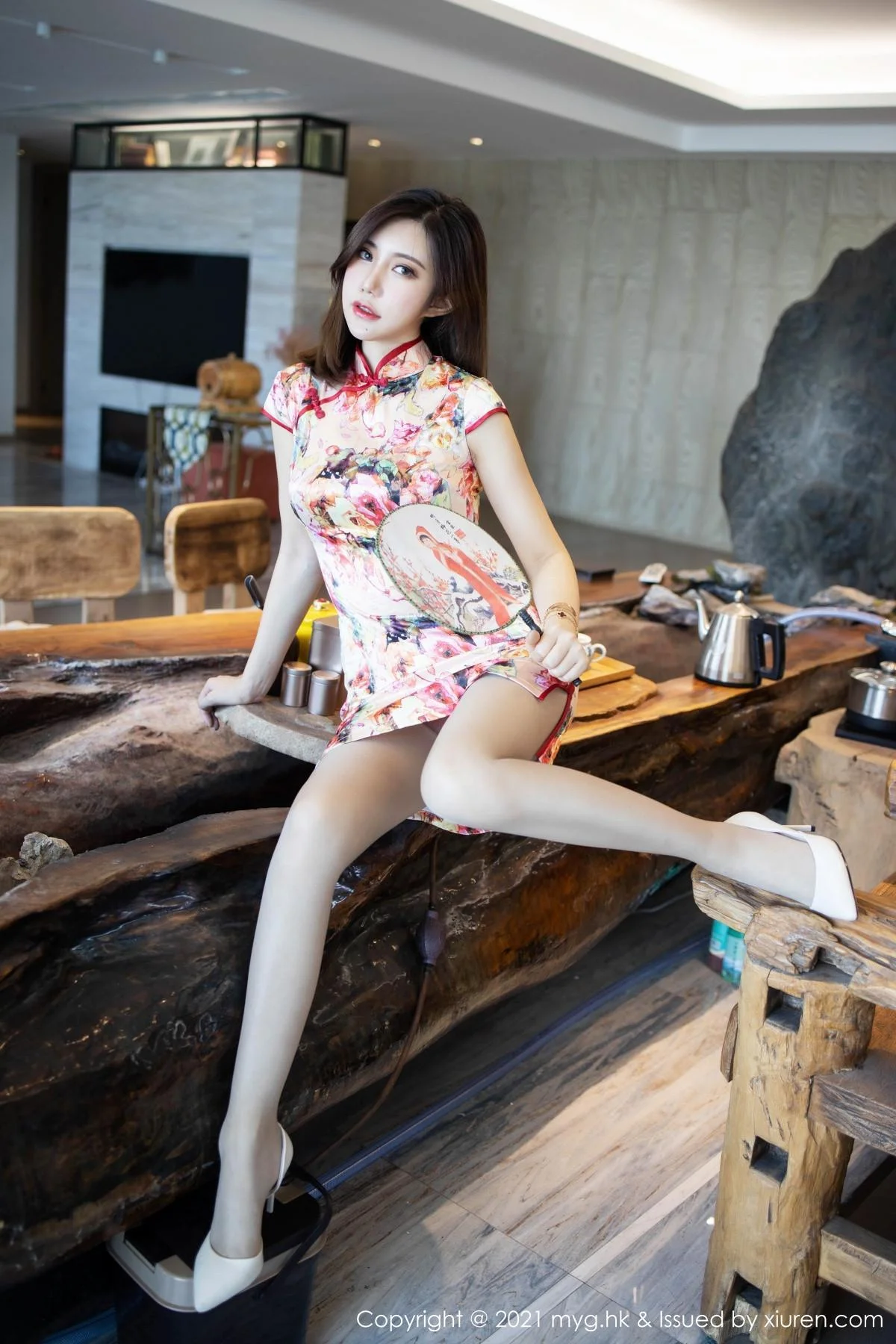 绮里嘉Carina私房花色旗袍露红色蕾丝内衣迷人绝美写真 第 21 张