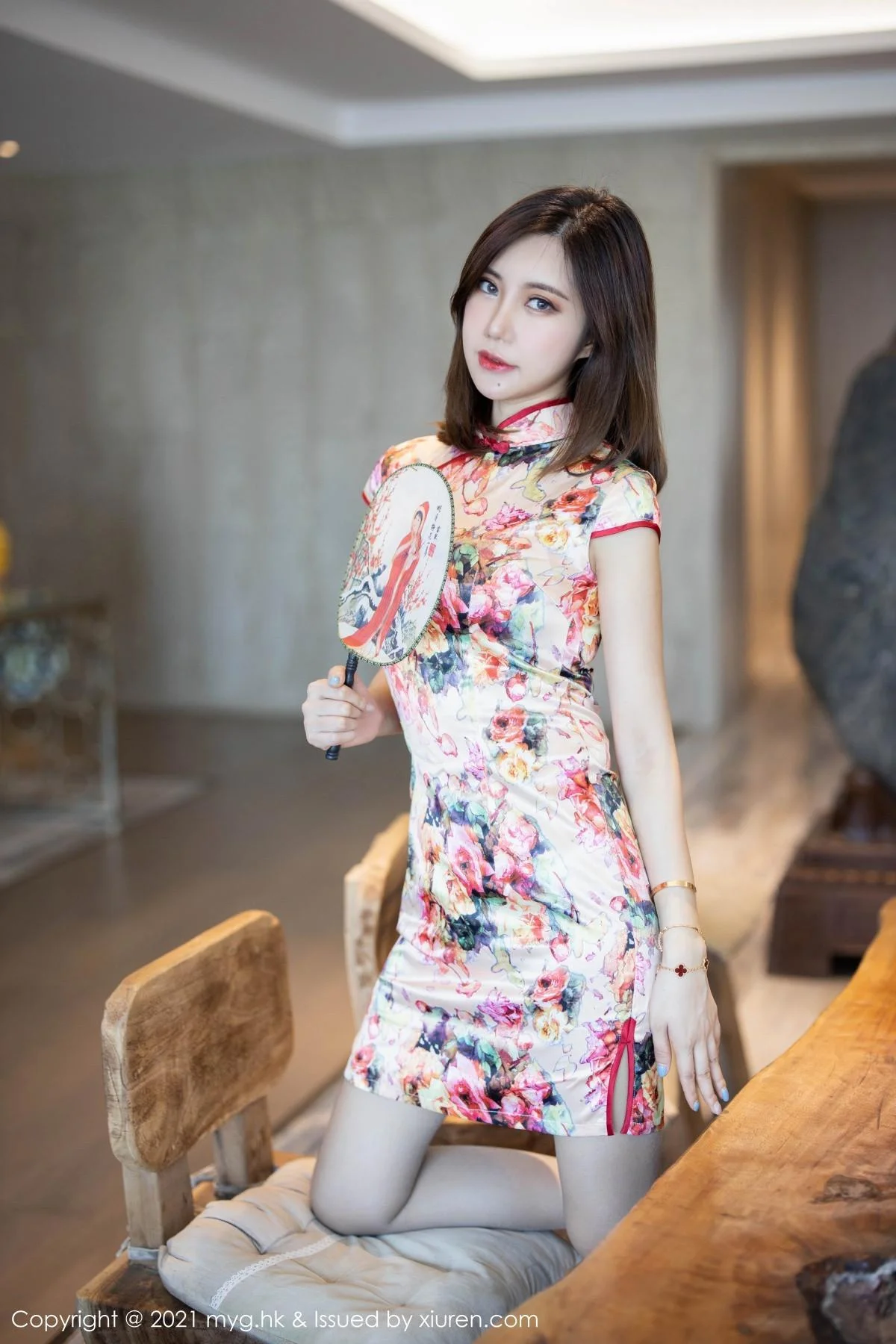 绮里嘉Carina私房花色旗袍露红色蕾丝内衣迷人绝美写真 第 3 张