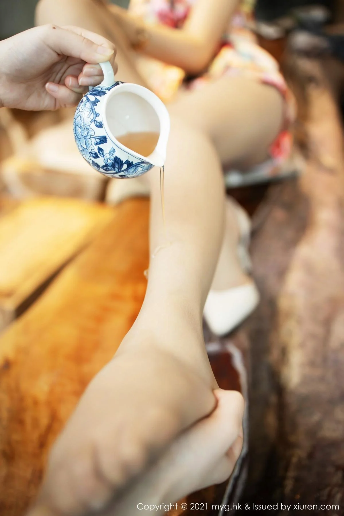绮里嘉Carina私房花色旗袍露红色蕾丝内衣迷人绝美写真 第 37 张