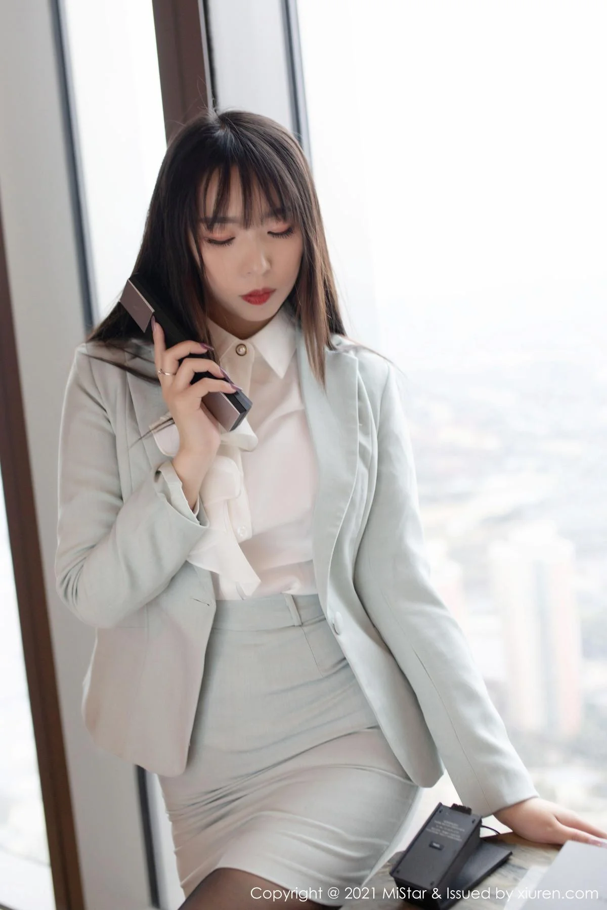 小波多职场制服黑丝OL主题半撩露无内黑丝裤袜绝美写真 第 2 张