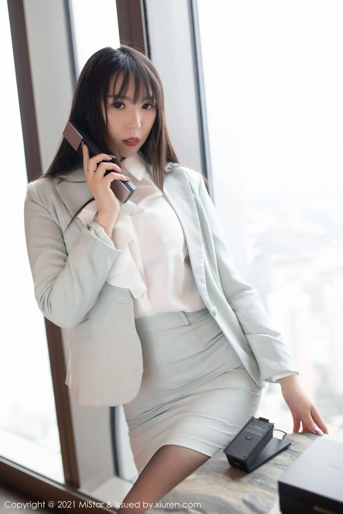 小波多职场制服黑丝OL主题半撩露无内黑丝裤袜绝美写真 第 3 张