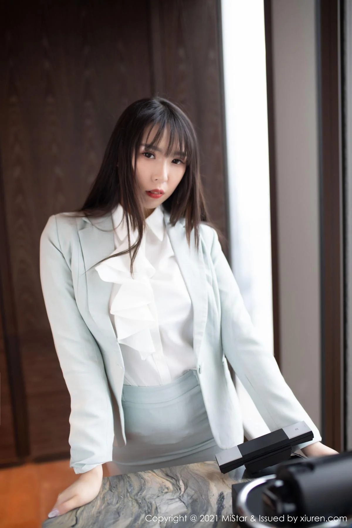 小波多职场制服黑丝OL主题半撩露无内黑丝裤袜绝美写真 第 5 张