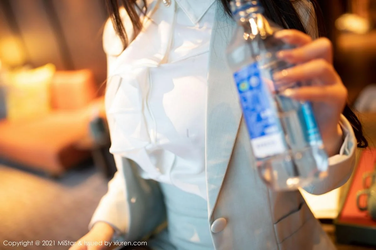 小波多职场制服黑丝OL主题半撩露无内黑丝裤袜绝美写真 第 70 张