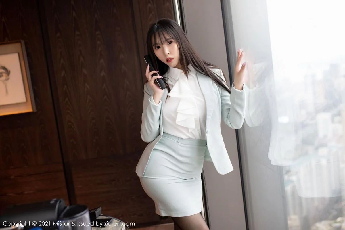 小波多职场制服黑丝OL主题半撩露无内黑丝裤袜绝美写真 第 9 张