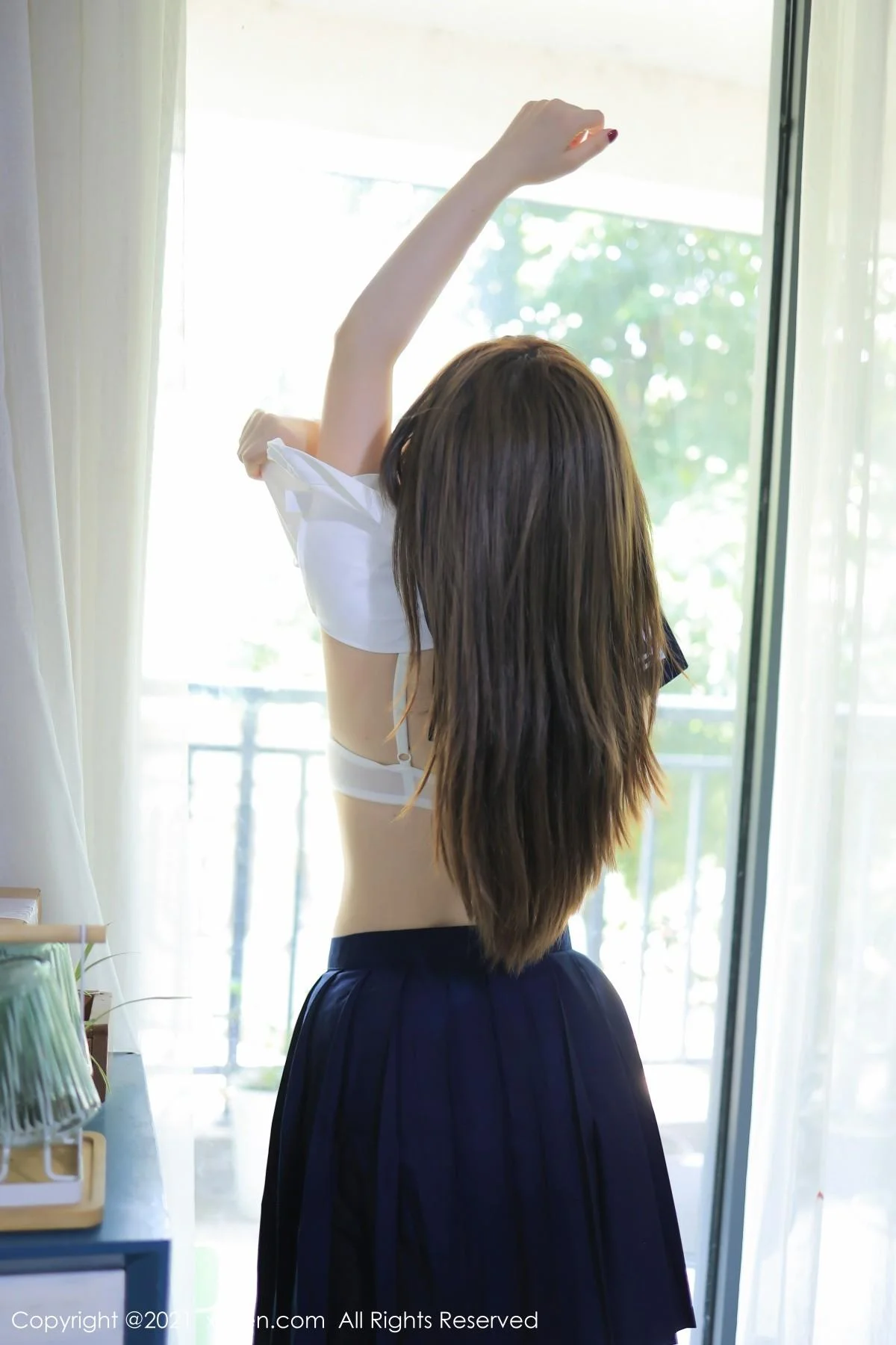 豆瓣酱真实画室场景主题半脱制服露开档白丝完美绝美写真 第 31 张
