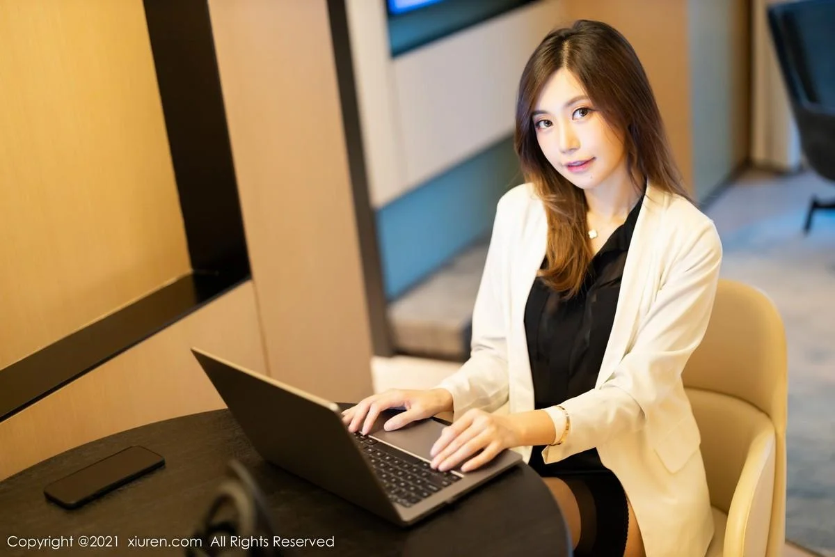 绮里嘉ula脱职业装露缕空情趣内衣配蕾丝吊袜撩人绝美写真 第 15 张
