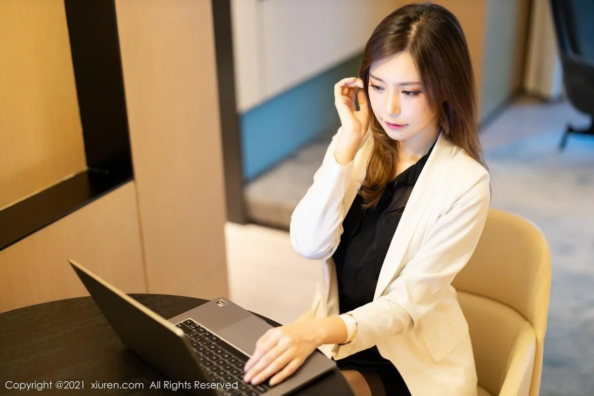 绮里嘉ula脱职业装露缕空情趣内衣配蕾丝吊袜撩人绝美写真 第 16 张