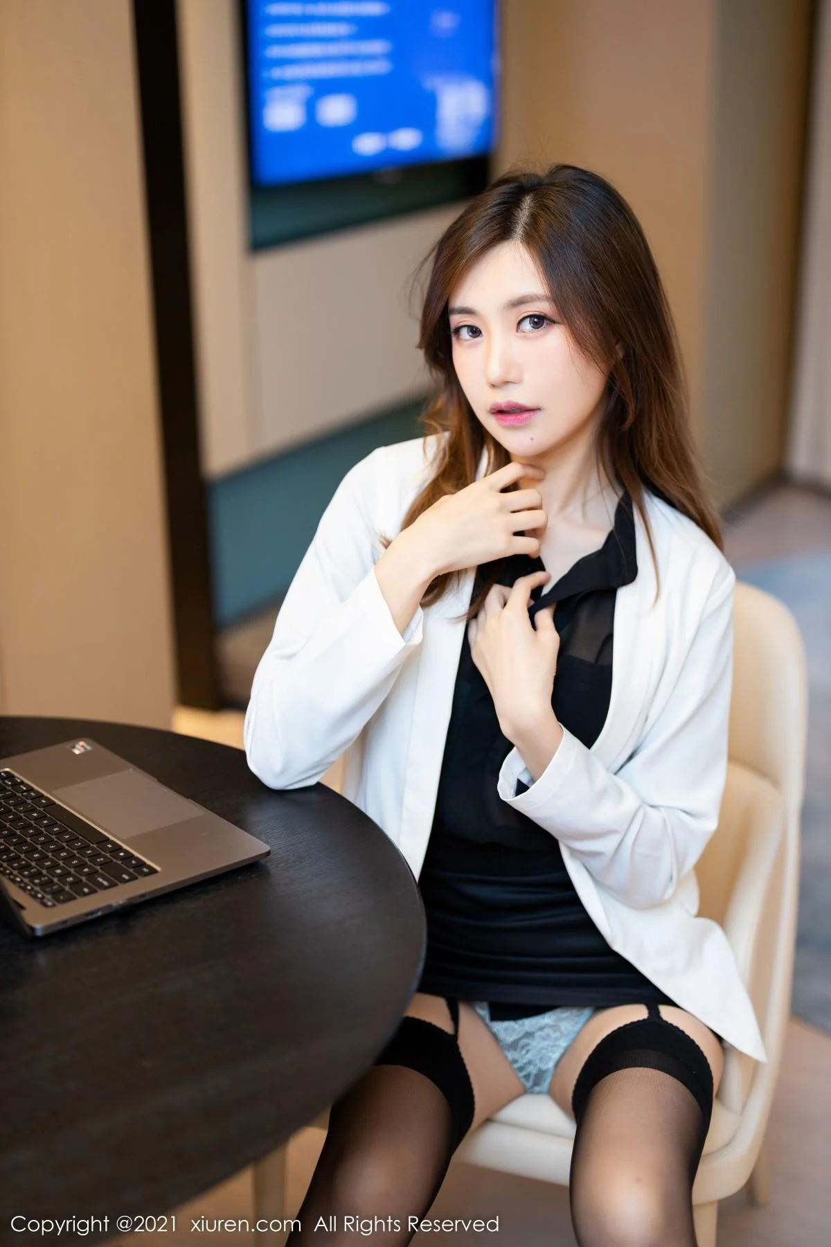 绮里嘉ula脱职业装露缕空情趣内衣配蕾丝吊袜撩人绝美写真 第 23 张