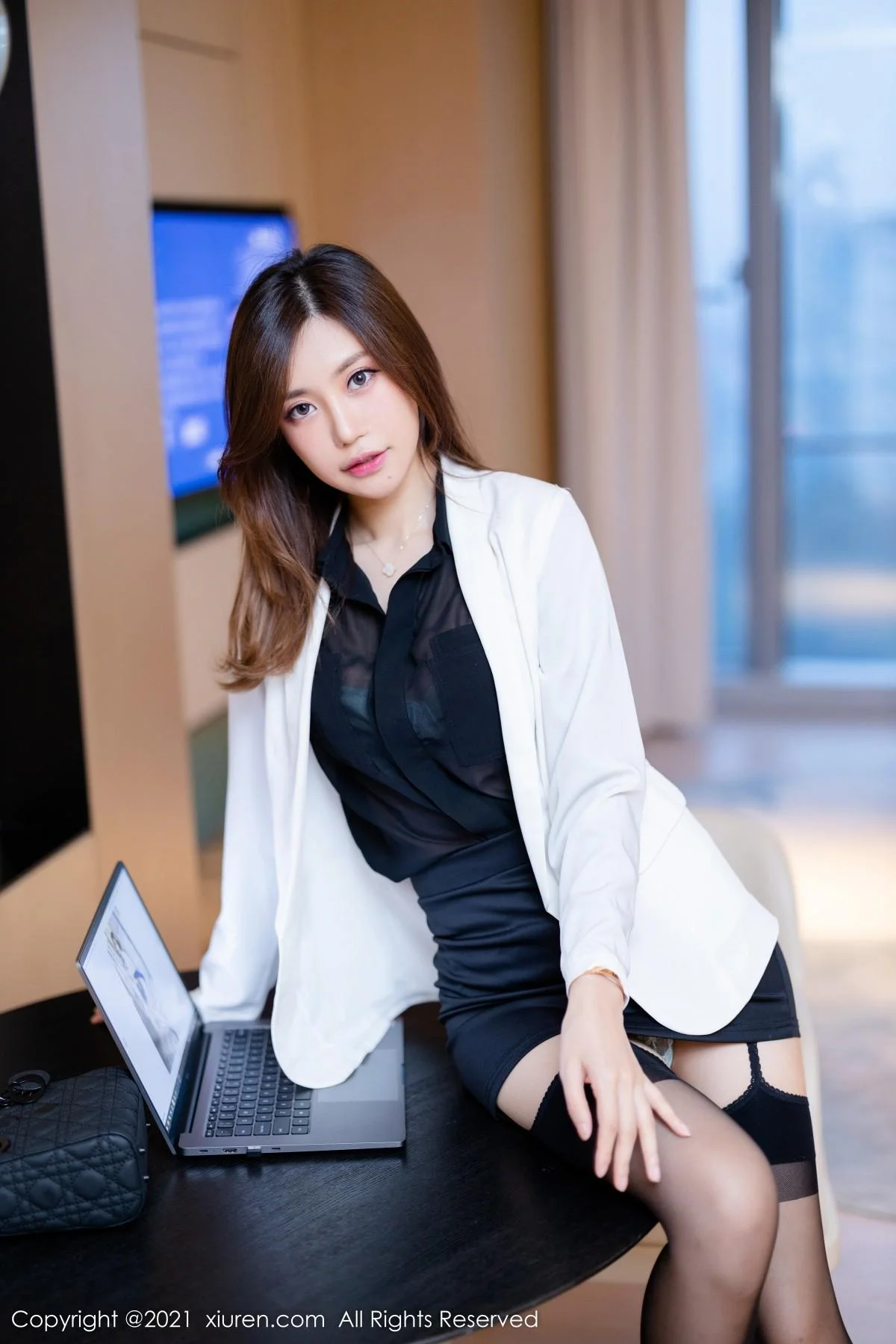 绮里嘉ula脱职业装露缕空情趣内衣配蕾丝吊袜撩人绝美写真 第 25 张