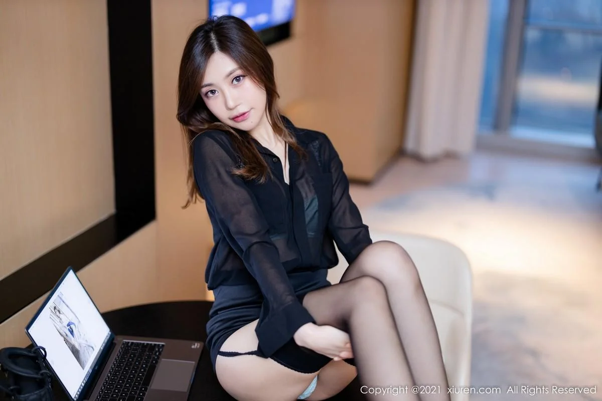 绮里嘉ula脱职业装露缕空情趣内衣配蕾丝吊袜撩人绝美写真 第 36 张