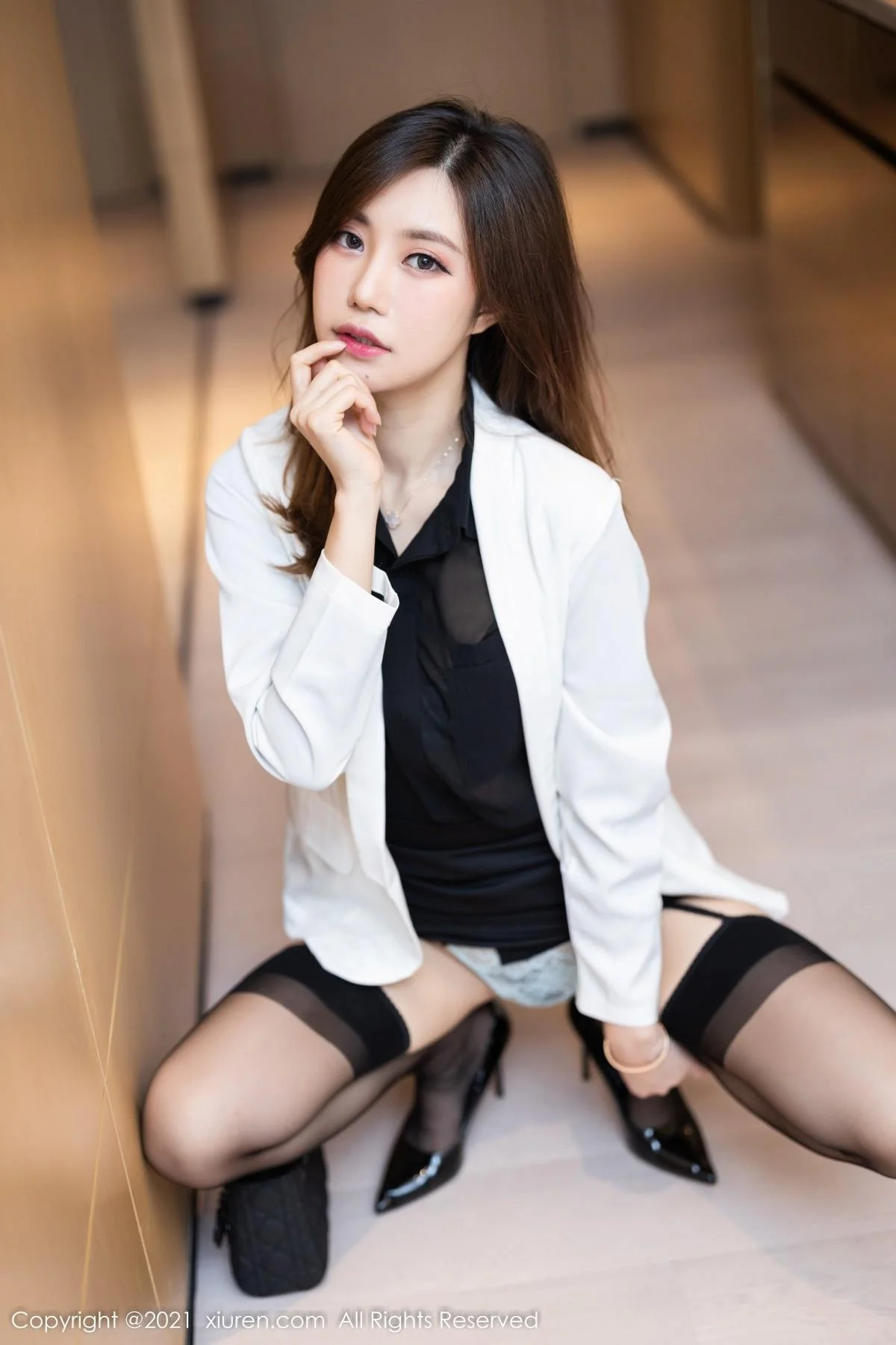 绮里嘉ula脱职业装露缕空情趣内衣配蕾丝吊袜撩人绝美写真 第 5 张