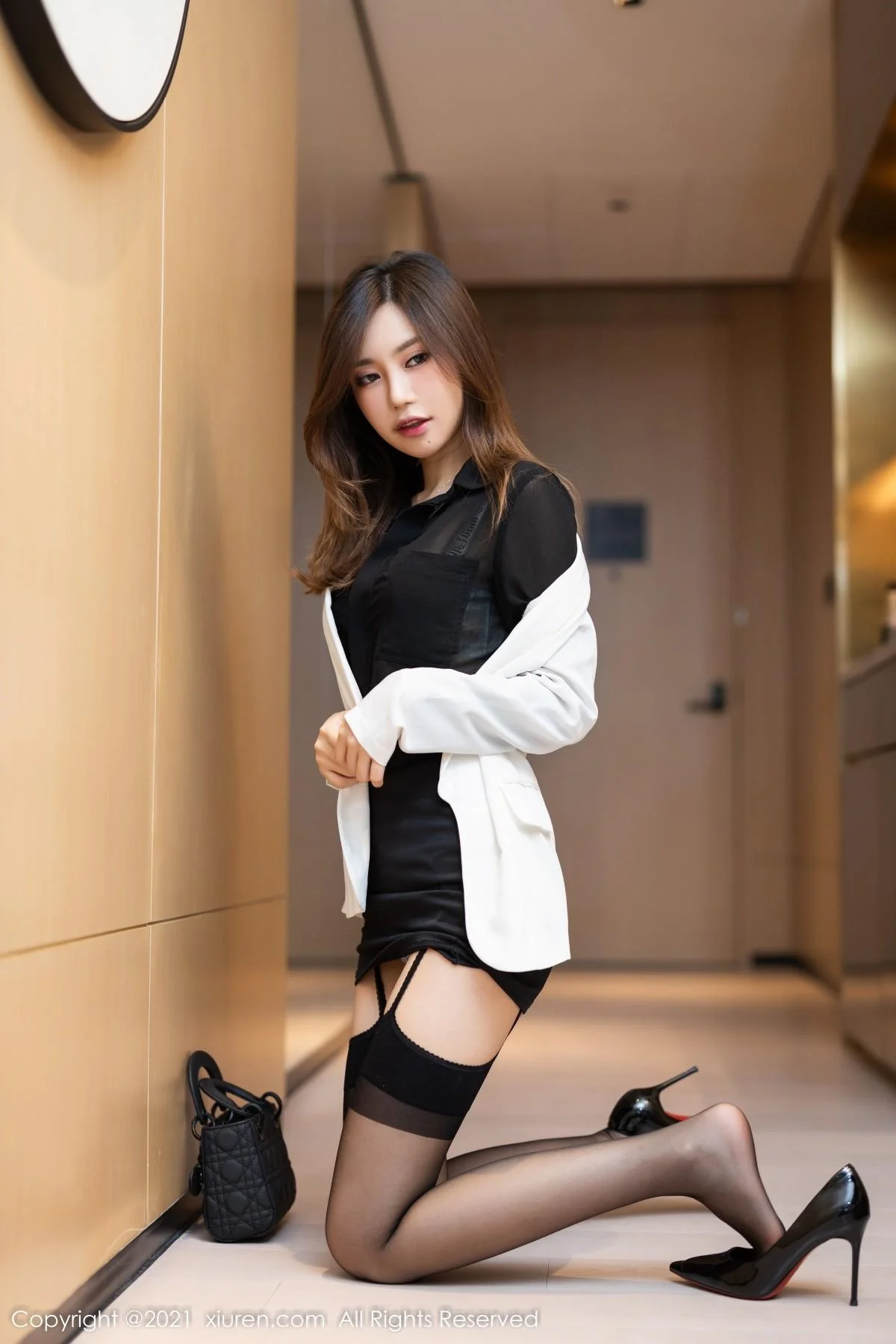 绮里嘉ula脱职业装露缕空情趣内衣配蕾丝吊袜撩人绝美写真 第 8 张