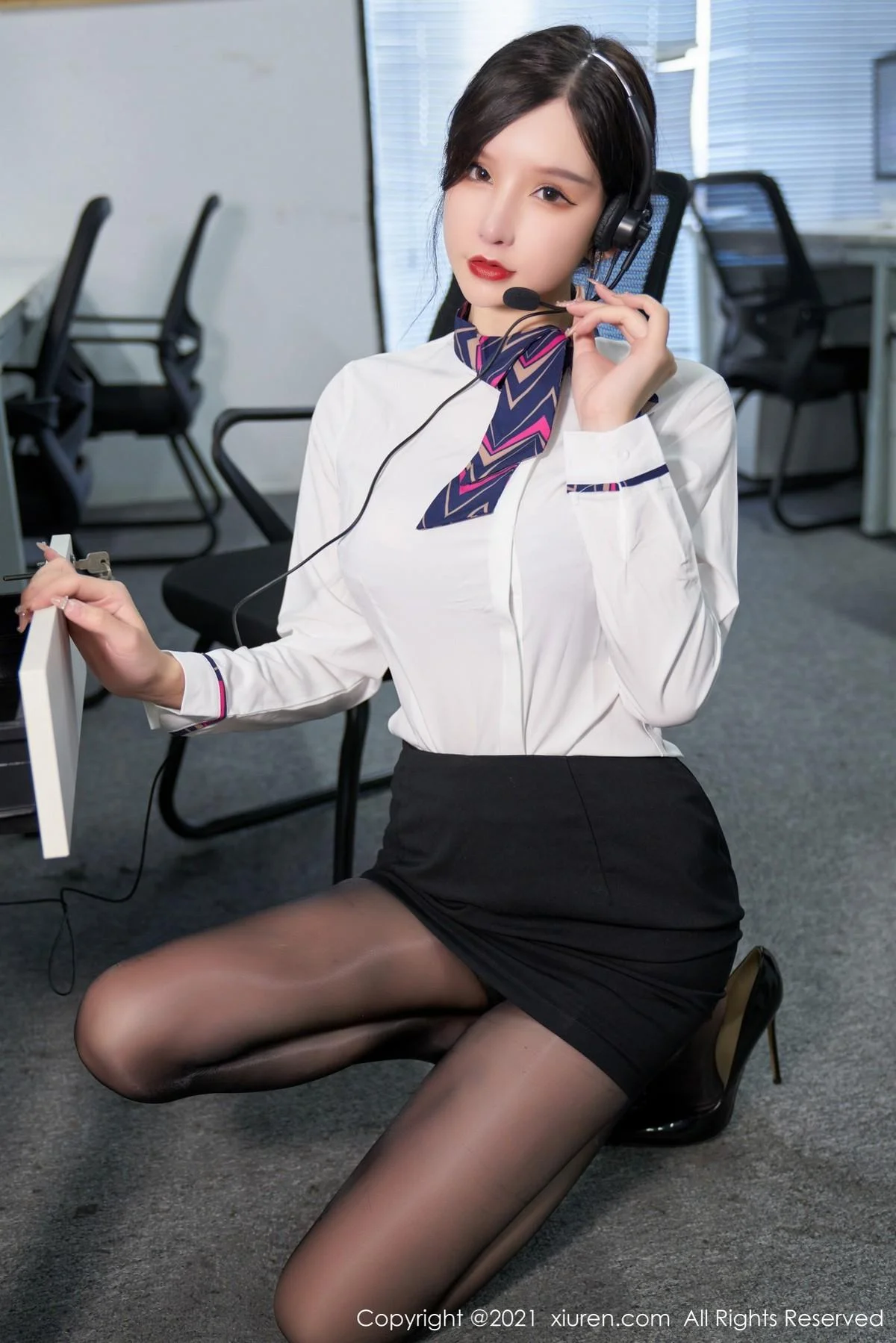 周于希Sandy白衬衣配黑短裙露无内黑丝裤袜极致绝美写真 第 20 张