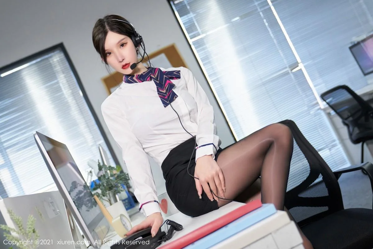 周于希Sandy白衬衣配黑短裙露无内黑丝裤袜极致绝美写真 第 26 张