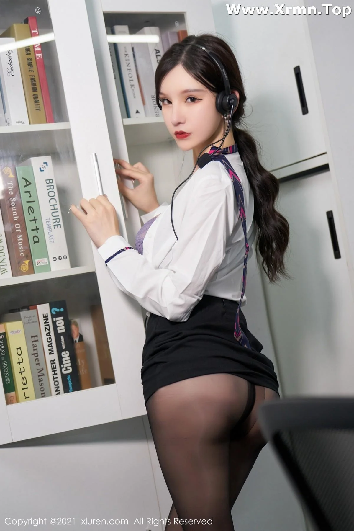 周于希Sandy白衬衣配黑短裙露无内黑丝裤袜极致绝美写真 第 41 张