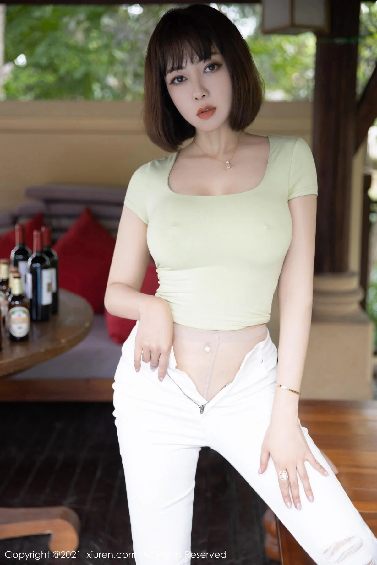 果儿Victoria西双版纳旅拍动人服饰半脱露豪乳撩人绝美写真 第 1 张