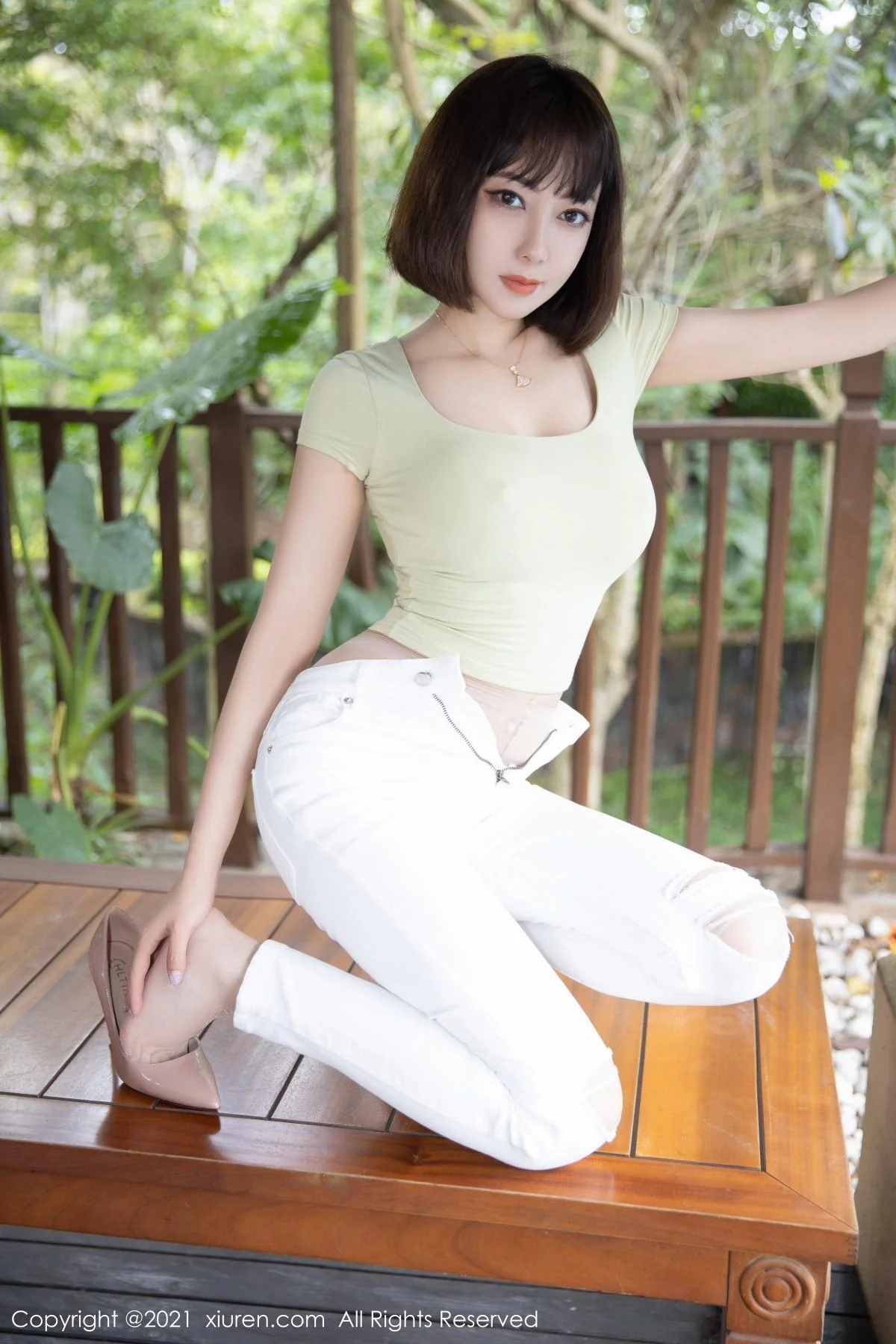 果儿Victoria西双版纳旅拍动人服饰半脱露豪乳撩人绝美写真 第 4 张