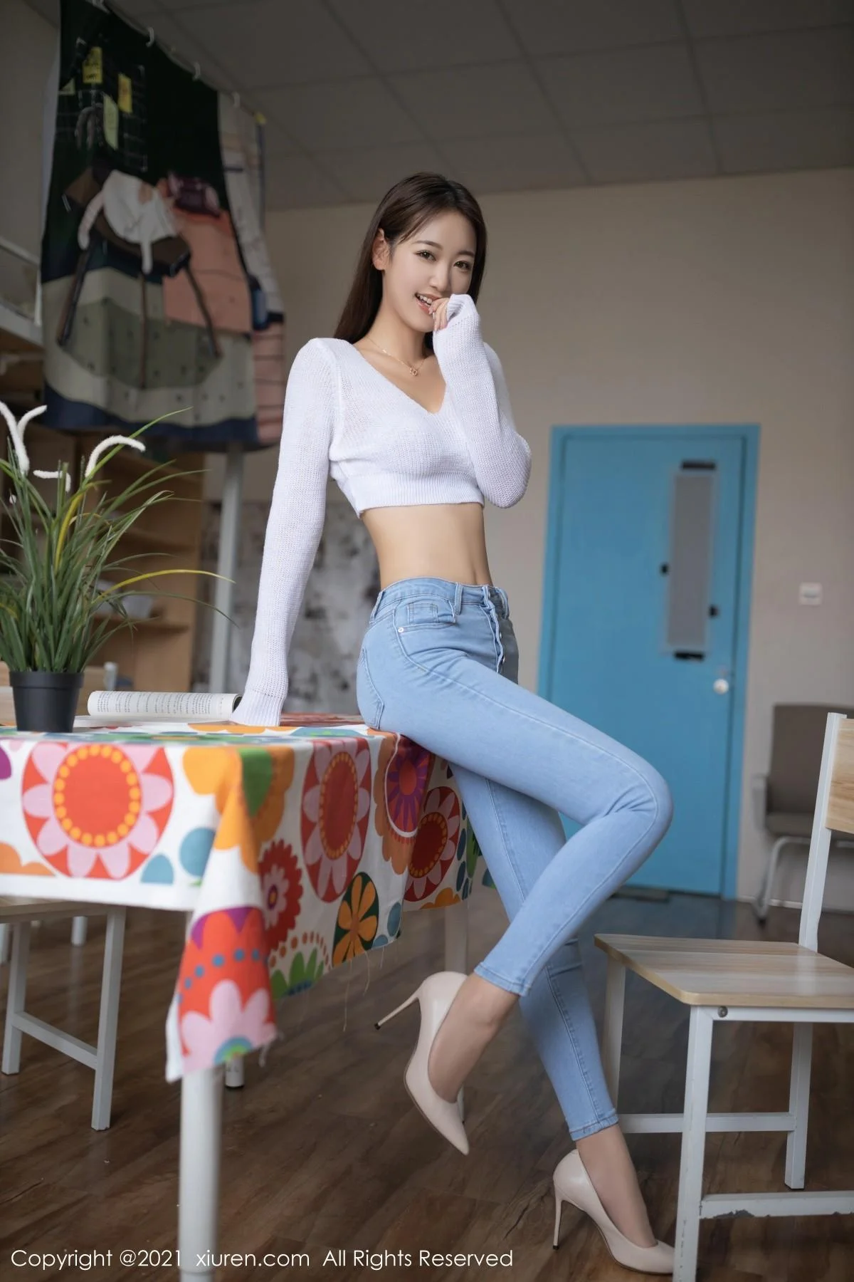 唐安琪江浙沪旅拍寝室高腰服饰配牛仔裤半脱迷人绝美写真 第 14 张