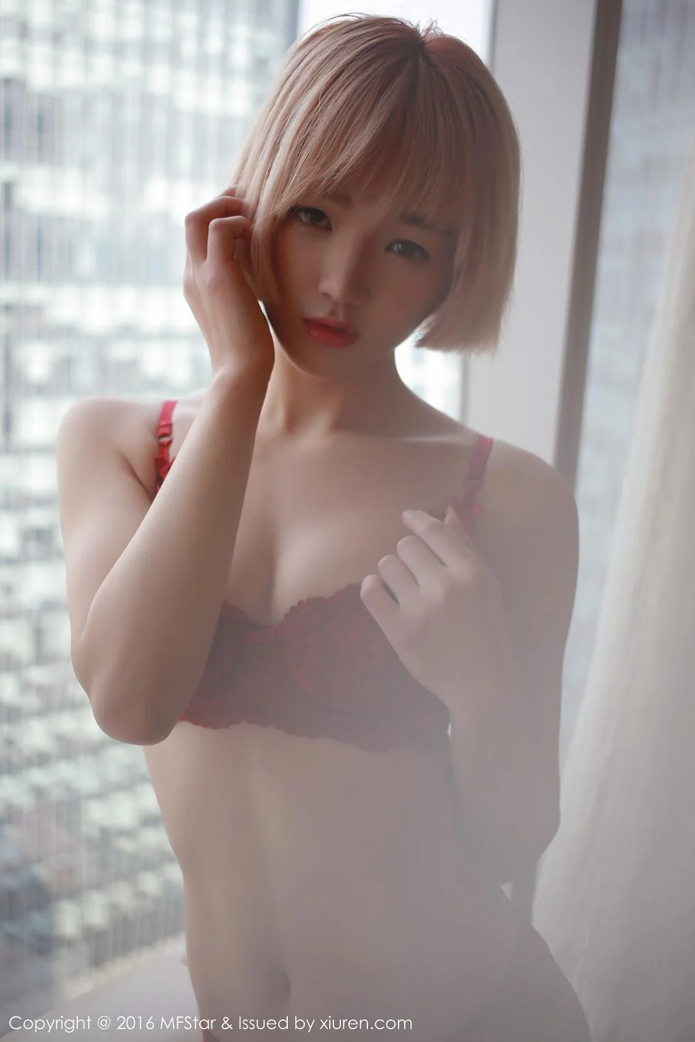 悦爷妖精居家红色内衣半脱内裤秀诱人翘臀写真 第 12 张