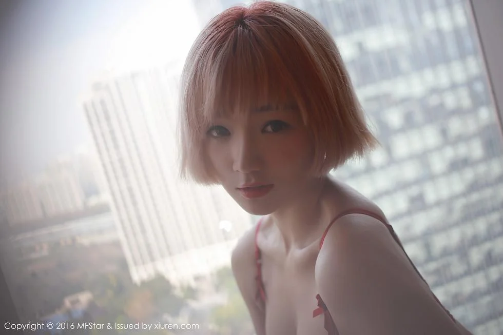 悦爷妖精居家红色内衣半脱内裤秀诱人翘臀写真 第 44 张