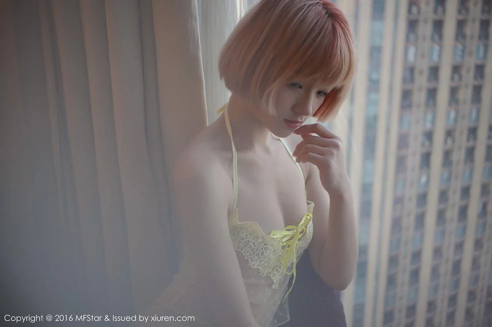 悦爷妖精居家红色内衣半脱内裤秀诱人翘臀写真 第 50 张