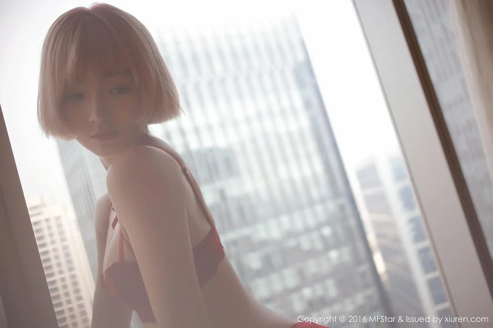 悦爷妖精居家红色内衣半脱内裤秀诱人翘臀写真 第 7 张