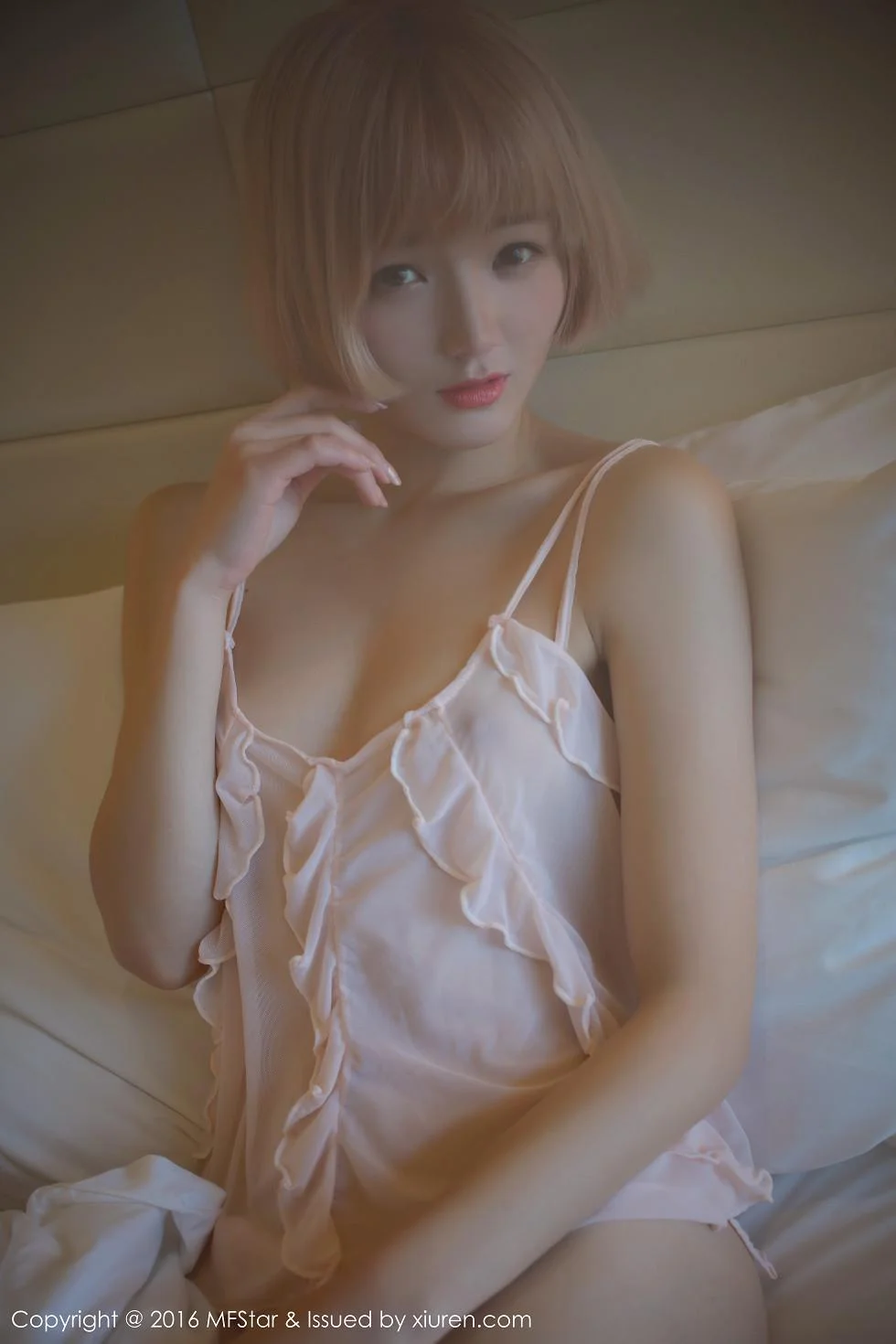 悦爷妖精居家红色内衣半脱内裤秀诱人翘臀写真 第 81 张