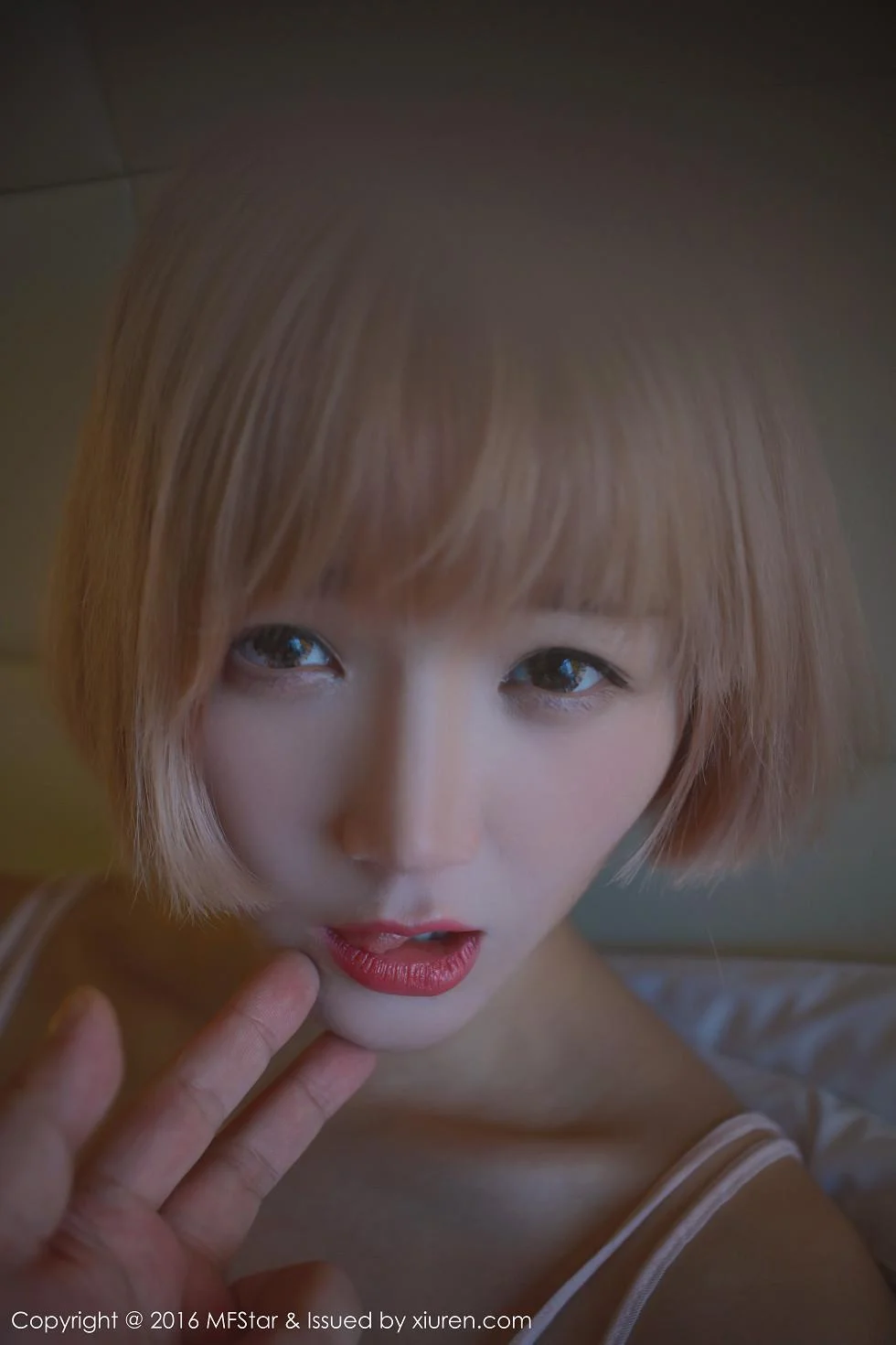 悦爷妖精居家红色内衣半脱内裤秀诱人翘臀写真 第 84 张