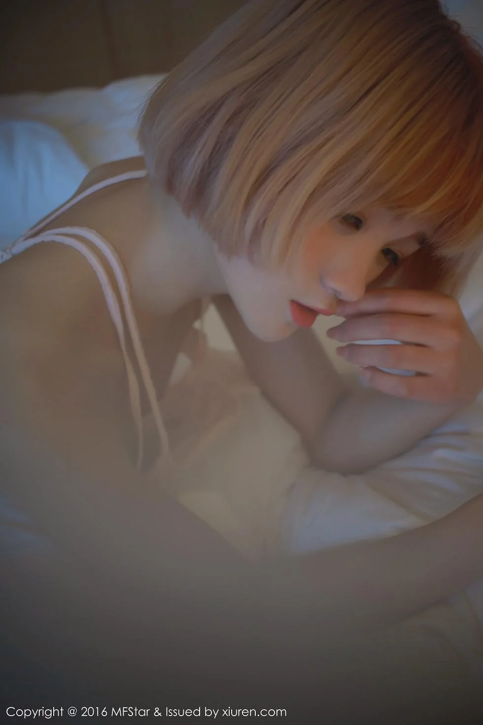 悦爷妖精居家红色内衣半脱内裤秀诱人翘臀写真 第 87 张